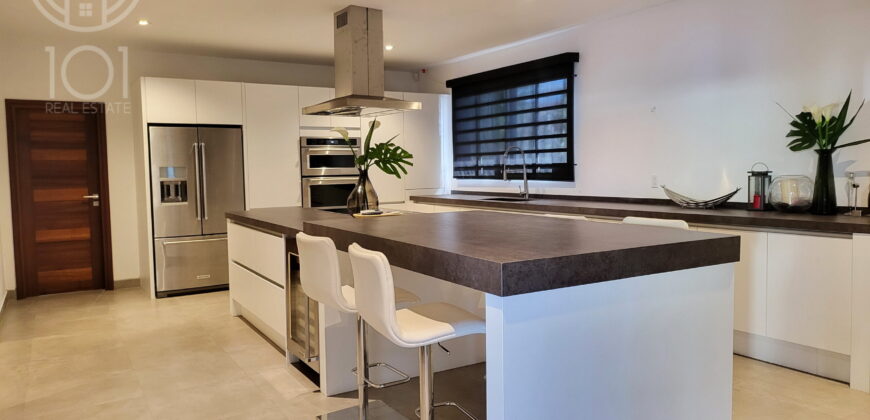 Sandra | Luxury low-rise villa with pool