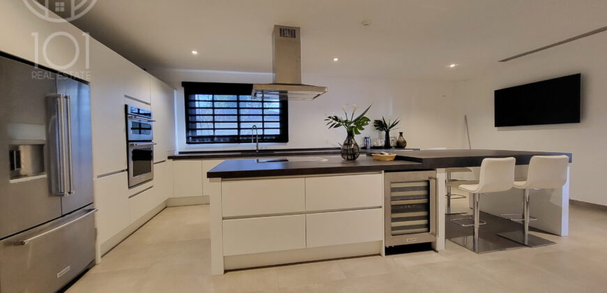 Sandra | Luxury low-rise villa with pool