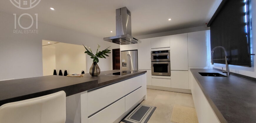 Sandra | Luxury low-rise villa with pool