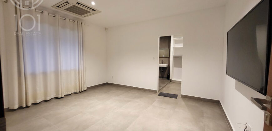 Sandra | Luxury low-rise villa with pool